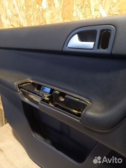 Обшивка двери передняя правая Volvo V50