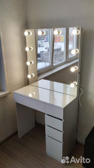 Белый туалетный столик в дом