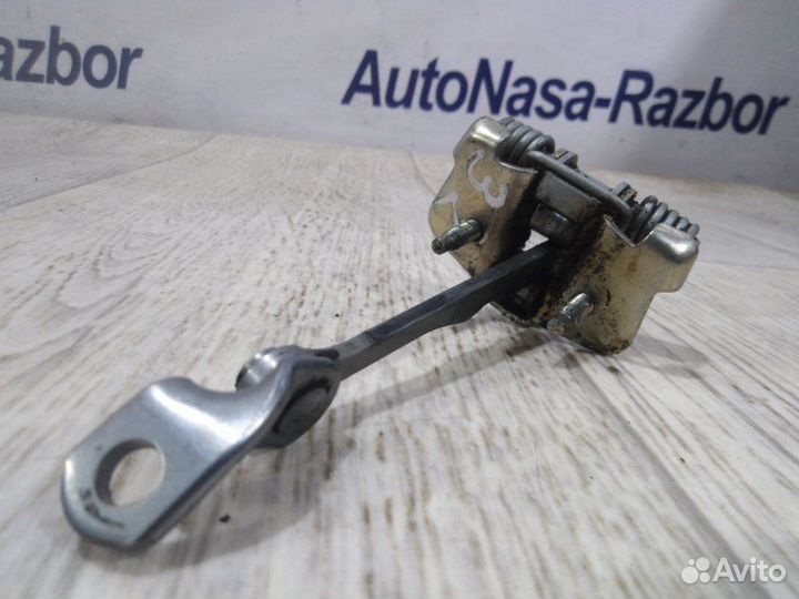 Ограничитель двери задний левый Nissan Tiida