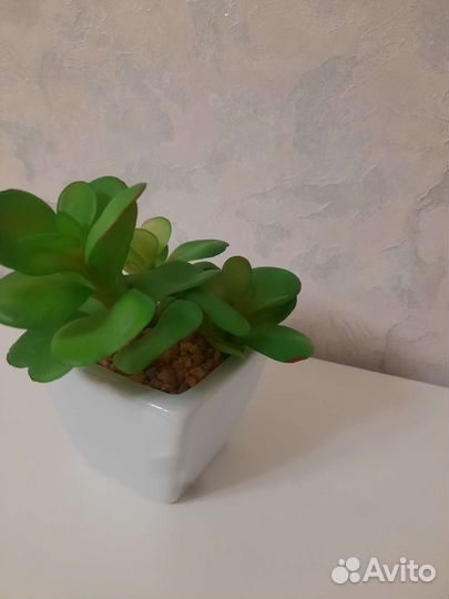 Искусственный цветок в горшке