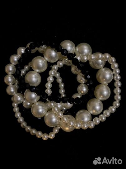 Эффектный браслет из искусственного жемчуга