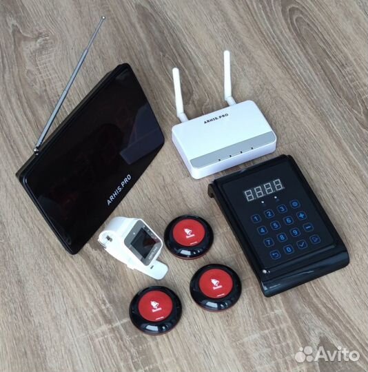 Система- кнопка вызова персонала и часы