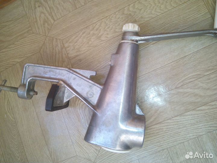 Соковыжималка ручная и другой кухонный инвентарь