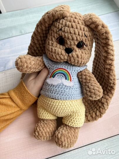 Заяц плюшевый вязаный