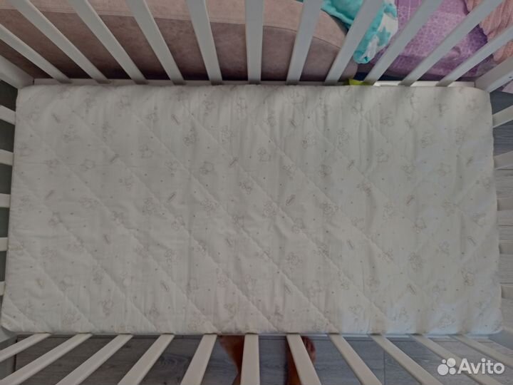 Детская кроватка с универсальным маятником