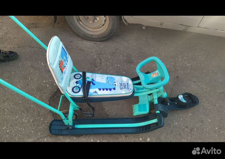 Детский снегокат с ручкой и колесами