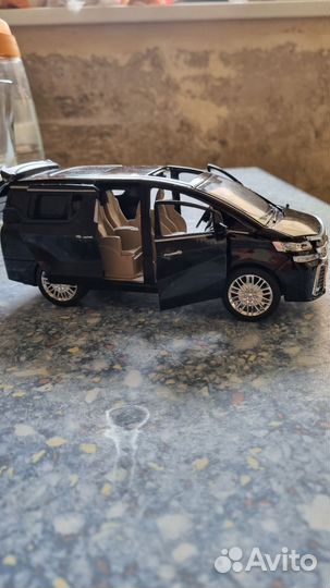 Toyota Alphard машинка модель 1:18