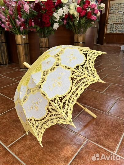 Зонтик кружевной лимонного цвета