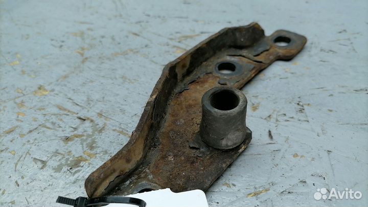 1733884 Кронштейн левый облицовки радиатора scania