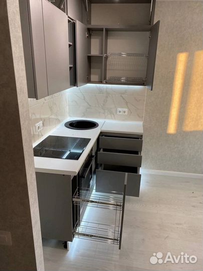 Компактный кухонный гарнитур в студию на заказ