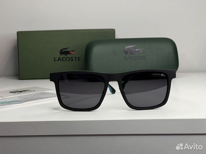 Солнцезащитные очки Lacoste с футляром в коробке