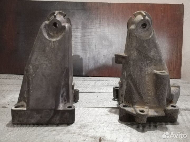 Кронштейн двигателя правый/левый Mercedes 271.860