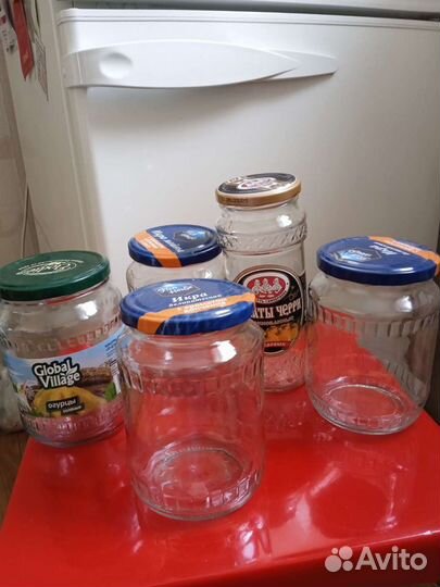 Стеклянные бутылки и банки с винтовыми крышками