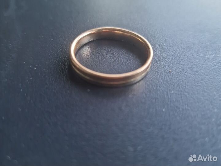 Золотое кольцо с бриллиантом