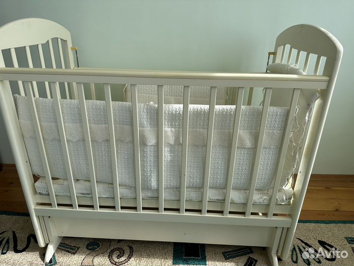 Детская кроватка с маятником белая