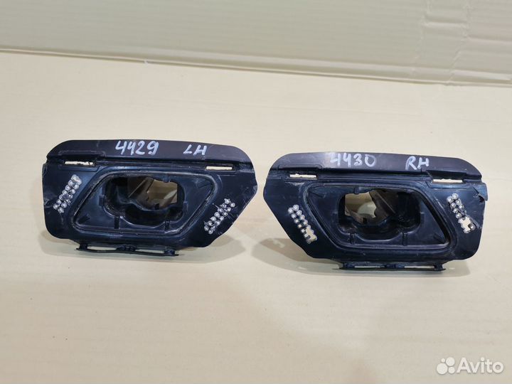 Кронштейн форсунки омывателя левый Шкода Суперб