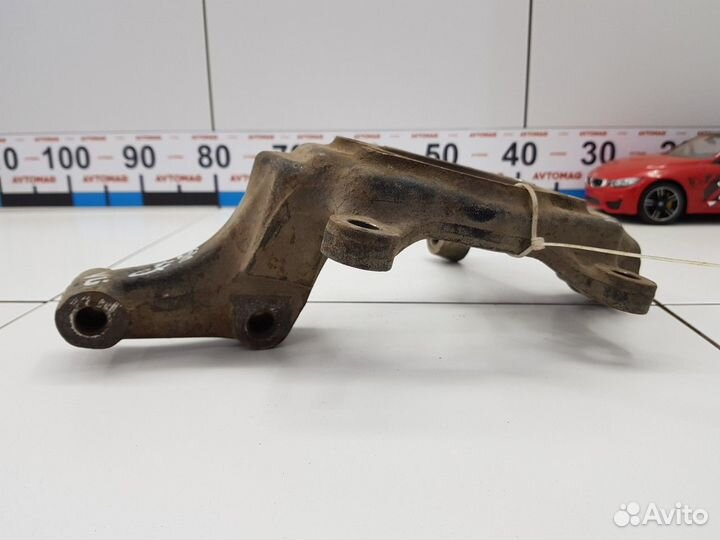 Кулак поворотный передний левый