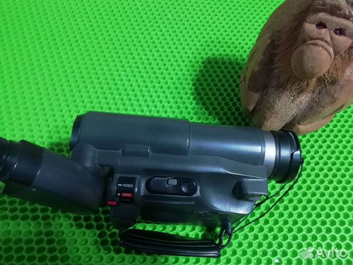 Видеокамера Hitachi VM- E338E