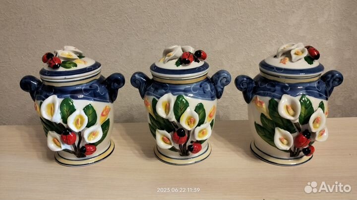Набор из трех керамических емкостей