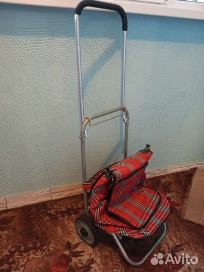 Газовая плита и сумка на колёсах