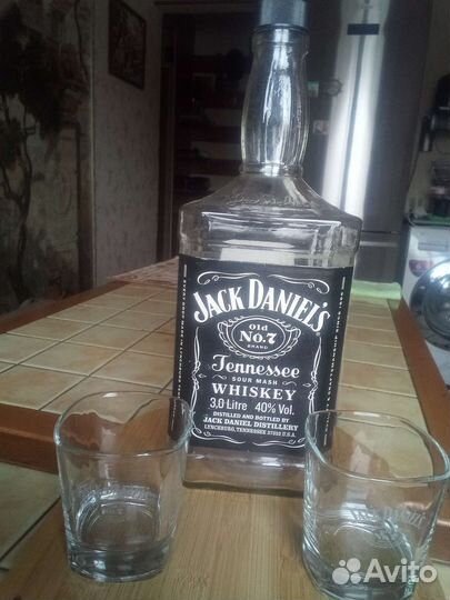 Бутыль 3 л и 2 бокала для виски
