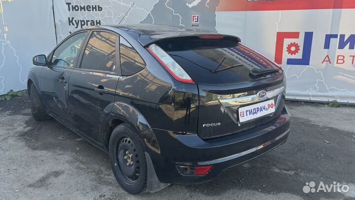 Щит опорный задний правый Ford Focus 2 1385736