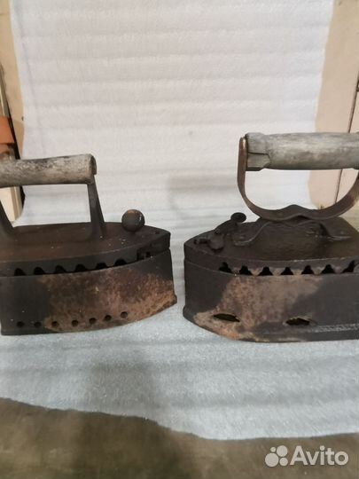 Старинный угольный утюг