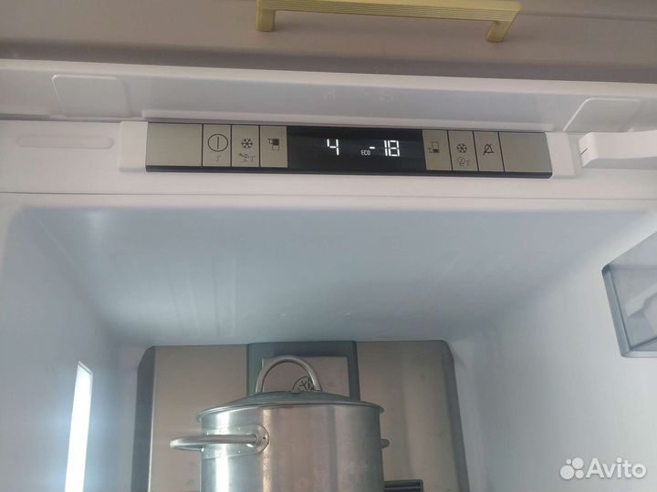 Холодильник встраиваемый