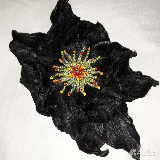 Брошь из натуральной кожи