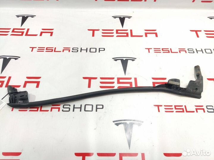 Уплотнитель задней двери Tesla Model S