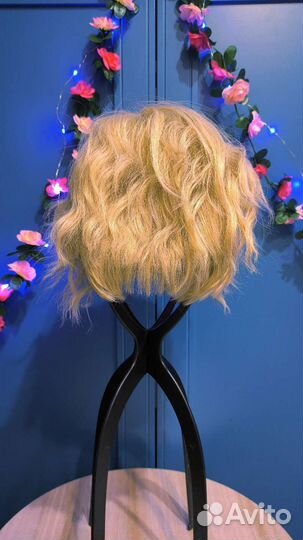 Парик короткий волнитстый/кудрявый холодный блонд