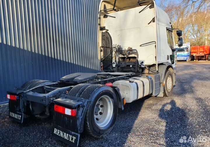 В разборке грузовик Renault,Premium II с 2007