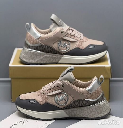 Кроссовки женские новые