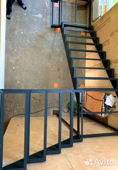Лестница прямая на металлокаркасе