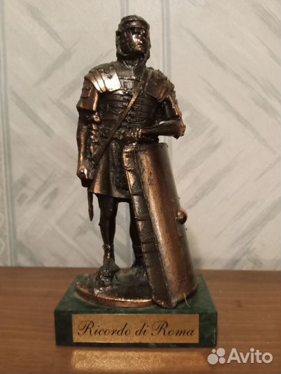 Статуэтка римского легионера