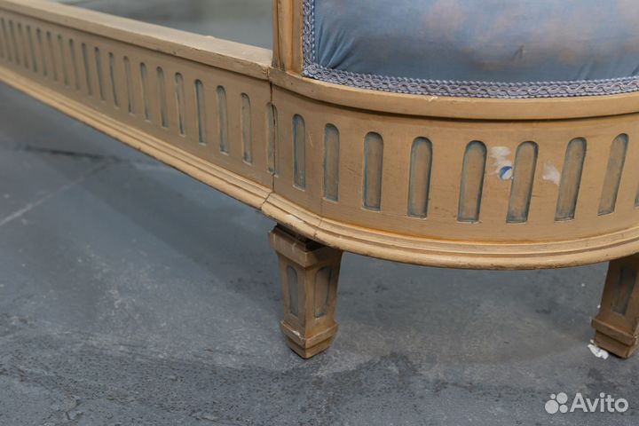 Старинная двуспальная кровать в стиле классицизм