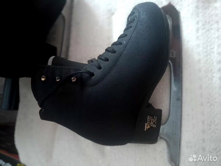 Фигурные коньки risport 220