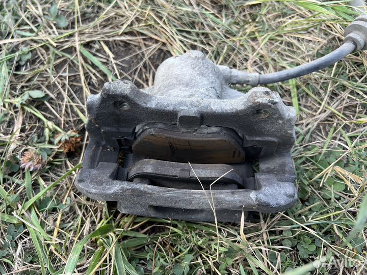 Тормозной суппорт передний Opel Corsa D