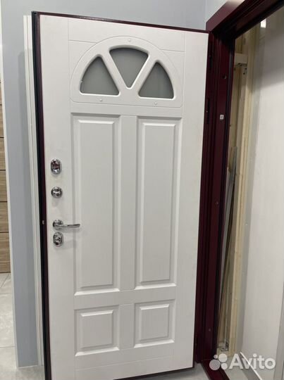 Дверь входная крашенная уличная Барселона