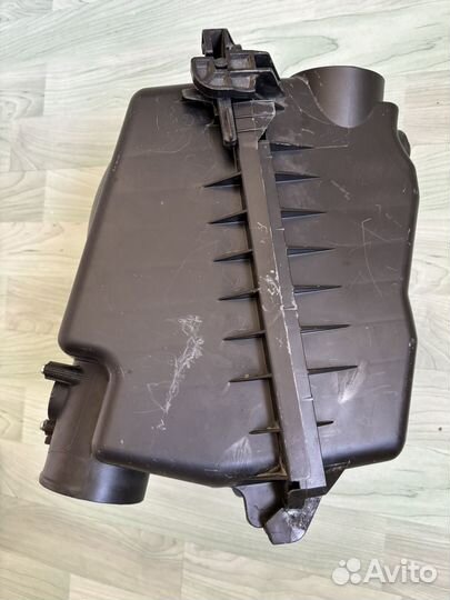 Корпус воздушного фильтра на toyota avensis t250