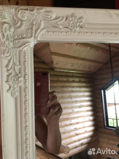 Зеркало в деревянной раме