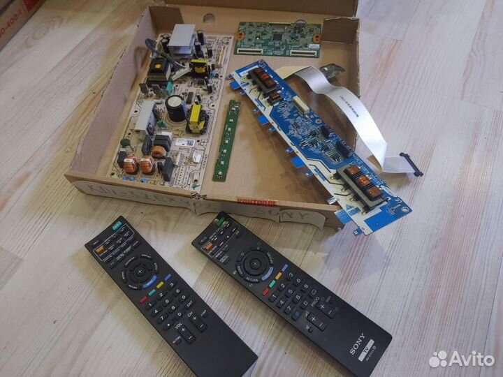 Запчасти от разбитого тв Sony KDL-32EX402