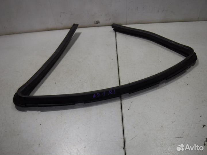 Уплотнитель стекла двери Nissan Note -2013