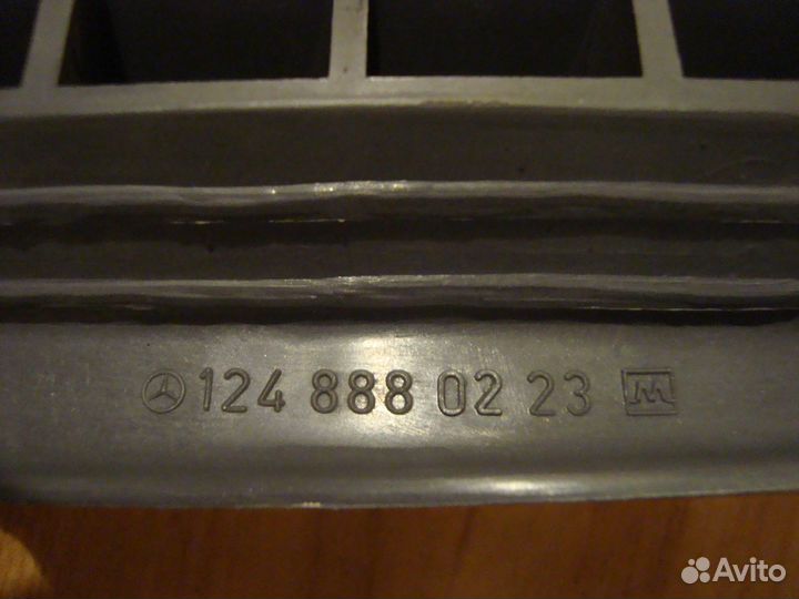 Решётка радиатора мерседес 124 кузов б/у оригинал