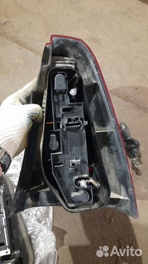 Задний лев фонарь на рено логан