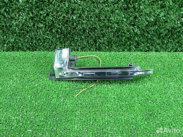 Повторитель поворота в зеркало левый VAG Audi Q3 8