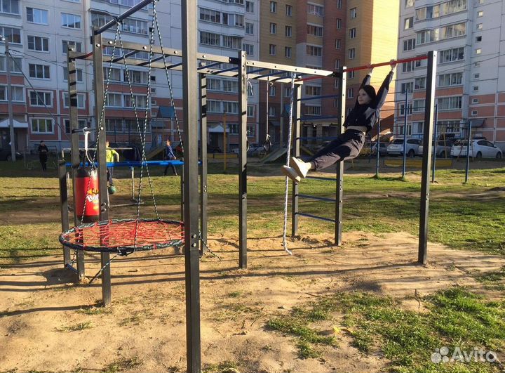 Уличный спорткомплекс с качелью
