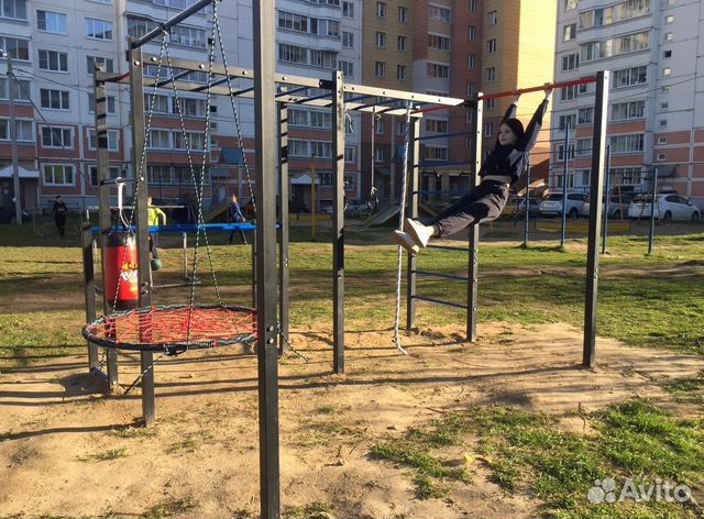 Уличный спорткомплекс с качелью