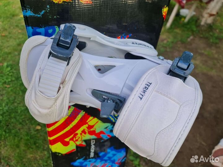 Сноуборд с креплениями и ботинкам и