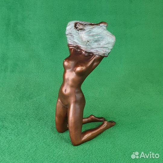 Статуэтка бронзовая Девушка на коленях раздевается